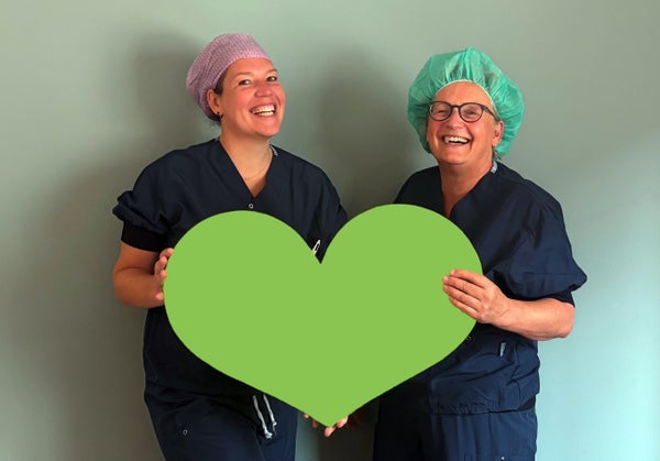 Julia en Monique in OK kleding met het groene hart