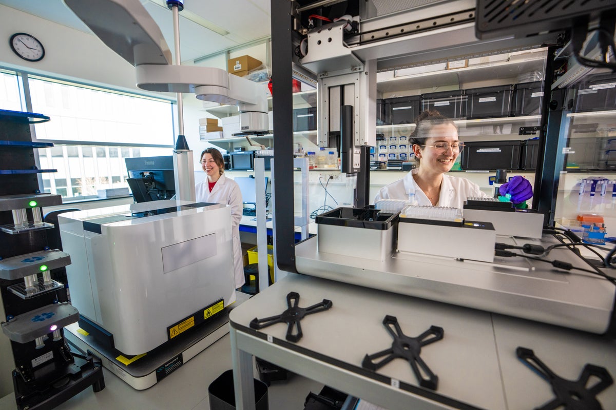 Een groep vrouwen in laboratoriumjassen in een kamer