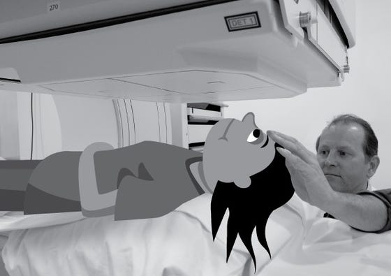 Foto van een CT scan met een getekend kind op de onderzoekstafel