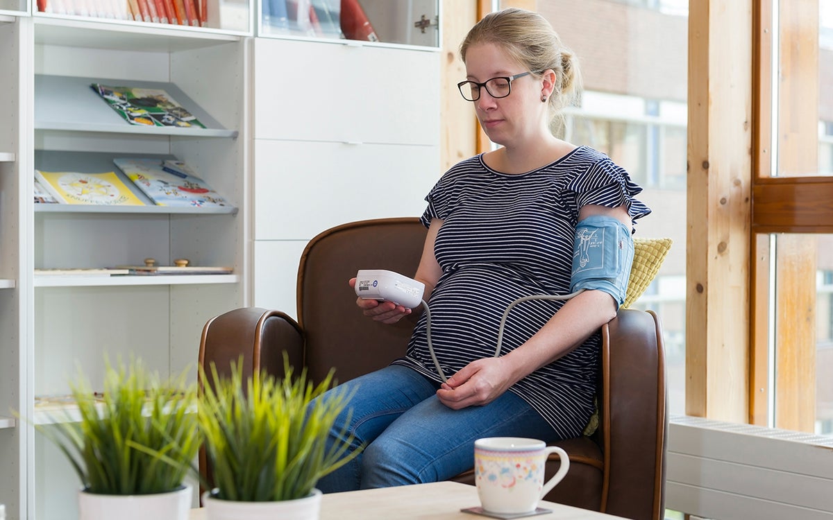 Zwangere vrouw meet haar bloeddruk