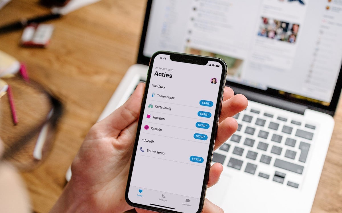 Een hand die een telefoon vasthoudt met een scherm erop