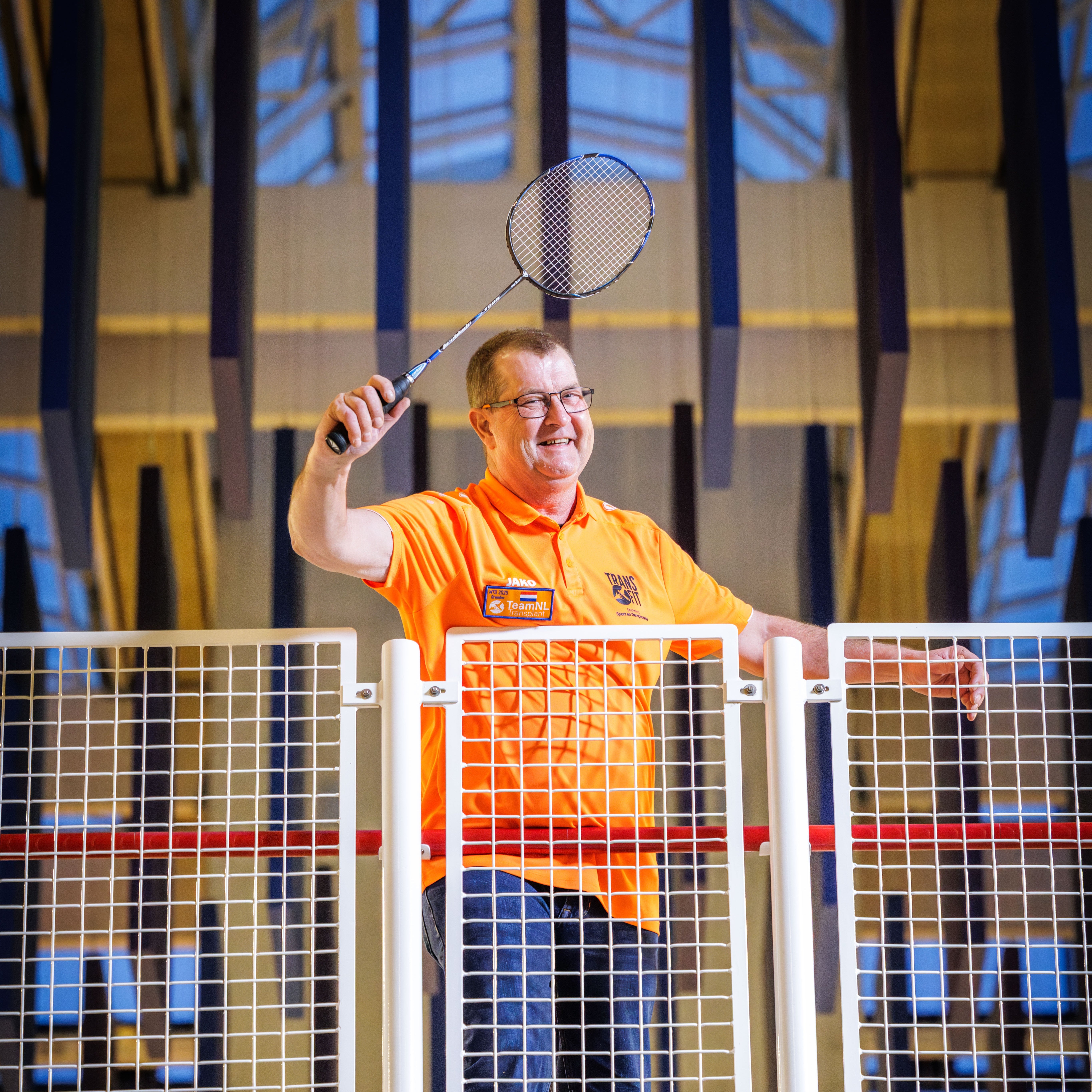 Marcel met badmintonracket vierkant