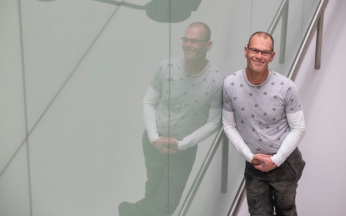 Russel in de gang van het UMC Utrecht. Hij heeft zelf drie keer een psychose doorgemaakt