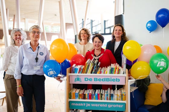 Medewerkers van het WKZ en de Bibliotheek Utrecht poseren met Sharon Dijksma, burgemeester van Utrecht, bij de nieuwe BedBieb.