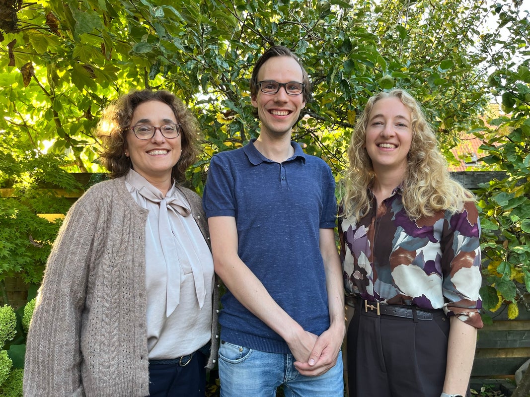 Een groep mensen die buiten bij elkaar staat