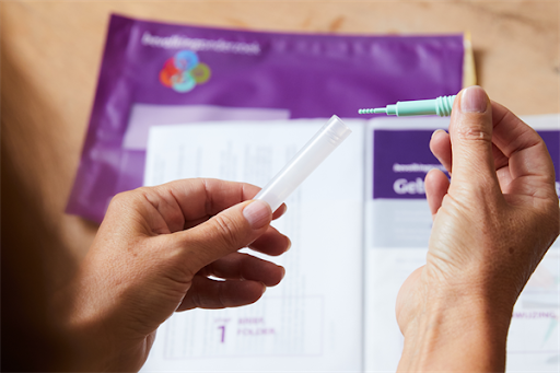 Handen houden deel van materiaal bevolkingsonderzoek darmkanker vast