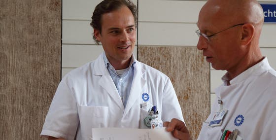 Twee dokters aan het praten