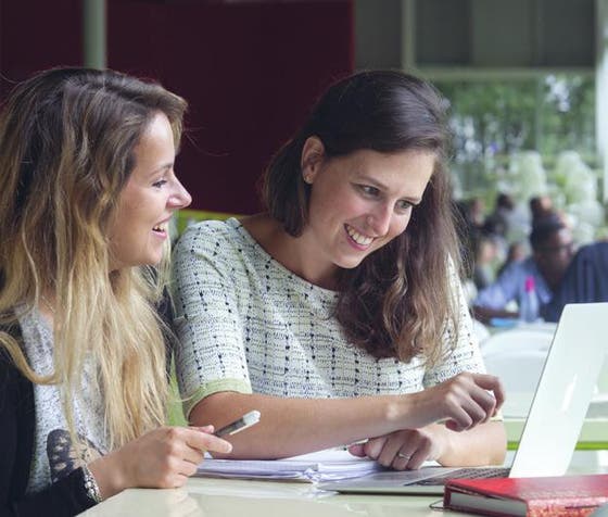 Studenten aan het werk in het Hijmans van den Bergh onderwijsgebouw