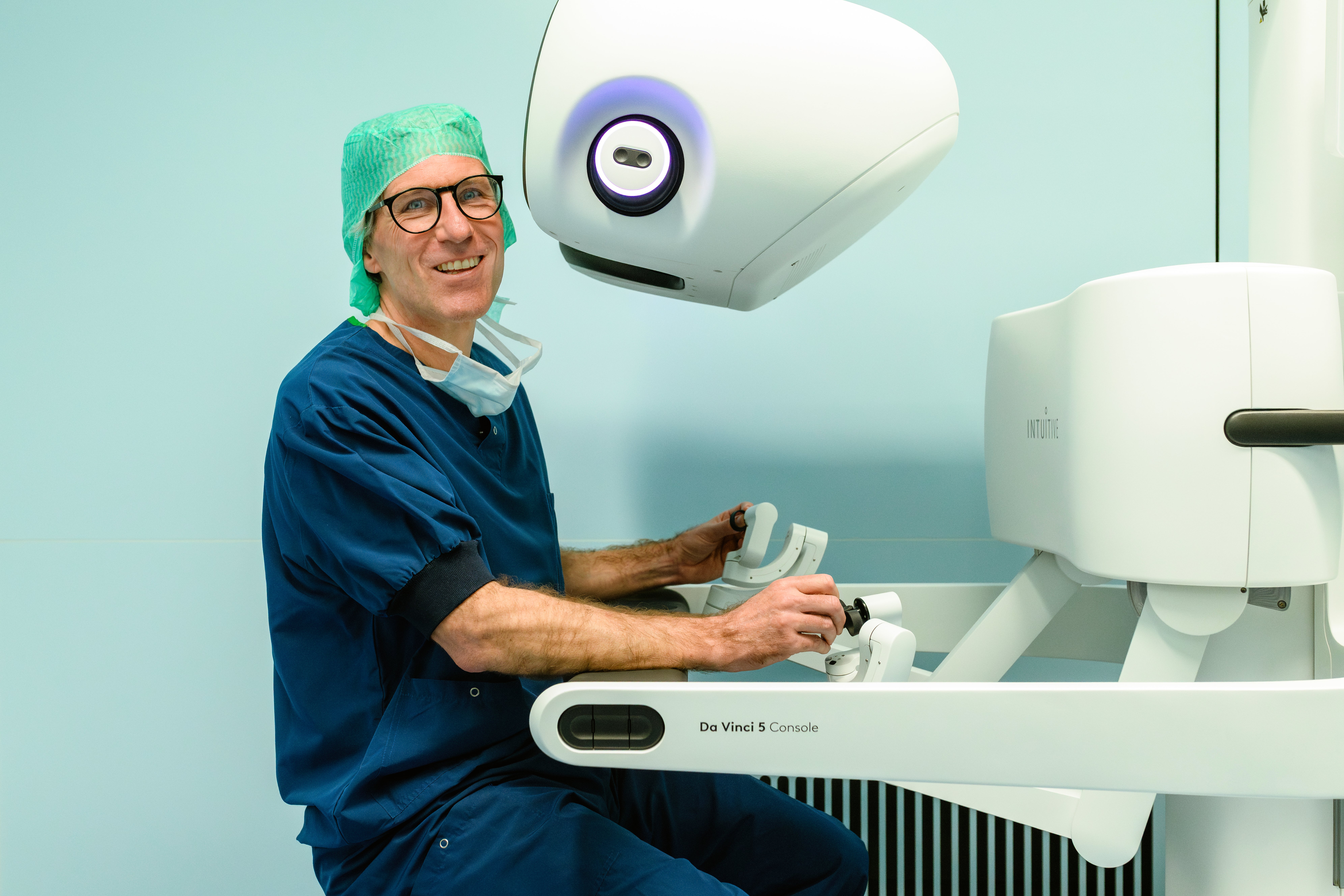 Chirurg bestuurt Da Vinci 5 robot