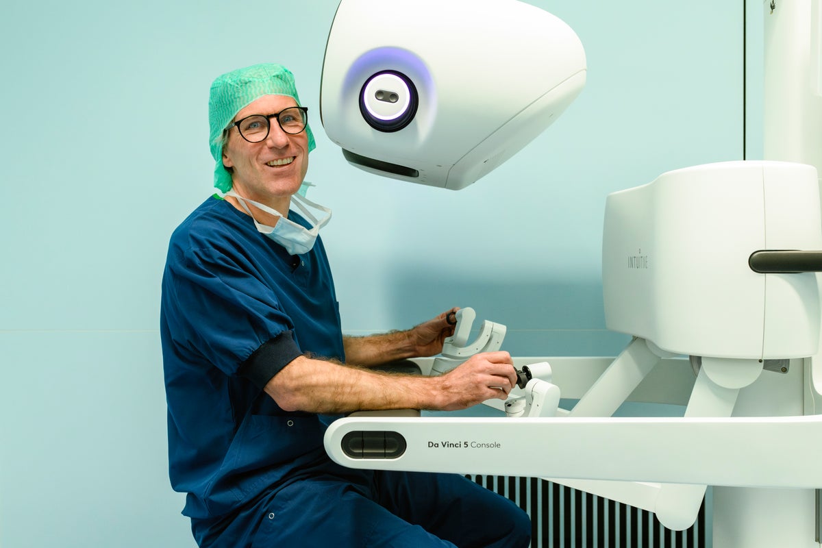 Chirurg bestuurt Da Vinci 5 robot