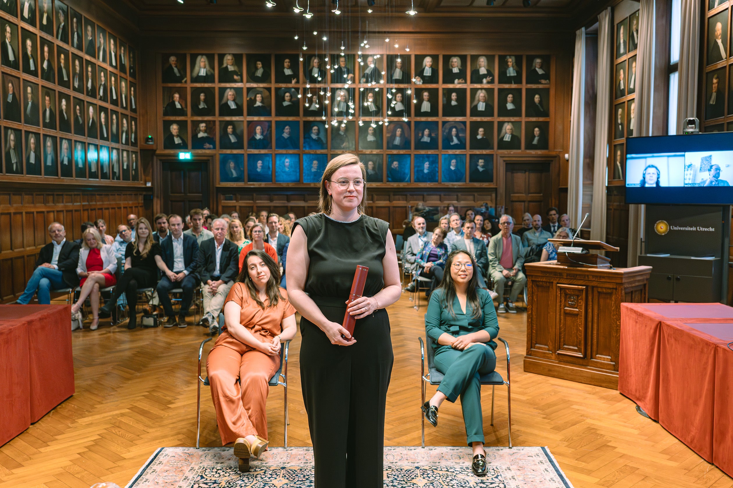 Eline Schaft voor een groep mensen tijdens haar oratie