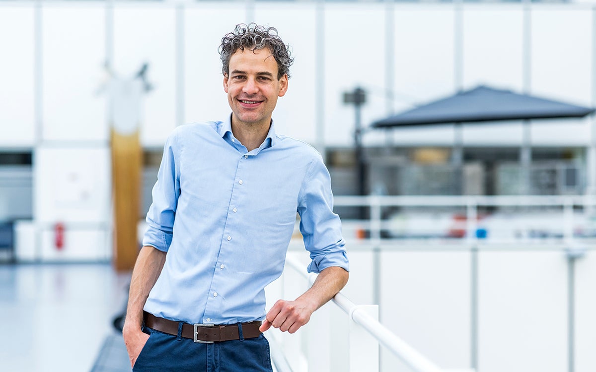 Thomas van Sloten leunt op een witte reling