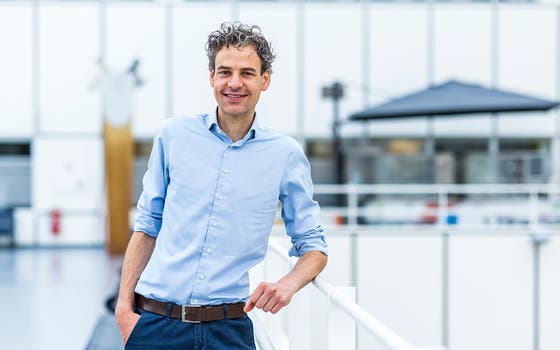 Thomas van Sloten leunt op een witte reling