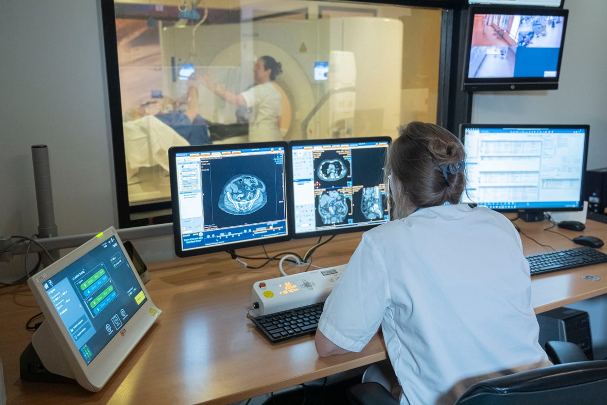 Radiologie zorgverlener bekijkt CT scans