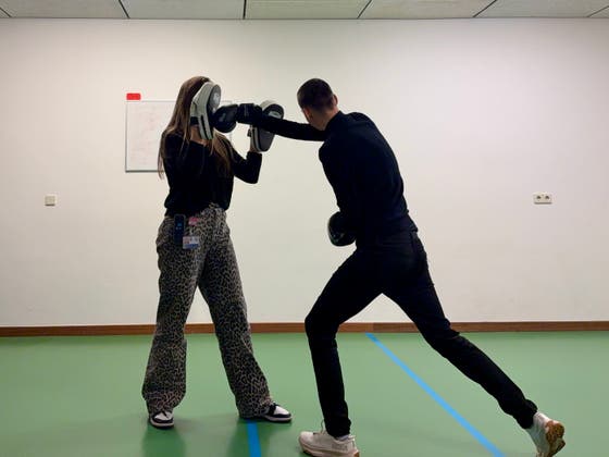 Twee mensen boksen op laagdrempelige wijze. Boksen kan onderdeel zijn van psychomotorische therapie.