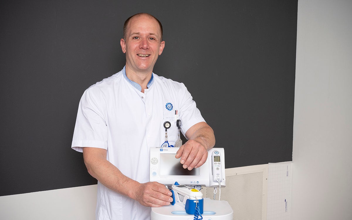 Pieter Bakker staat bij de oorthermometer
