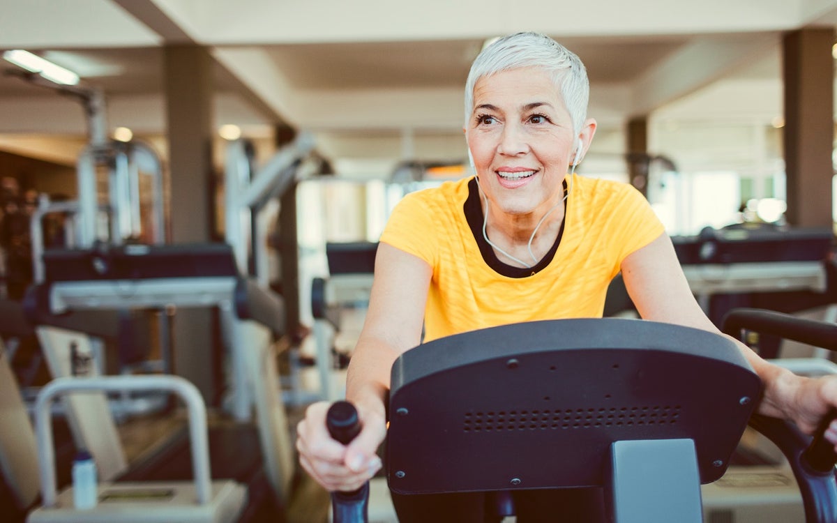 Vrouw sport op fitnessapparatuur