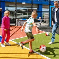 Kinderen die aan het voetballen zijn
