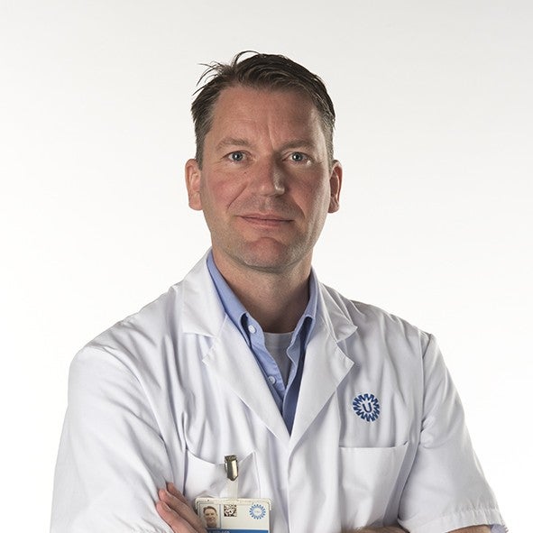 Een man in een witte jas